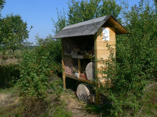 Gemeinsam für mehr Artenschutz: Insektenhotel auf dem Grundstück Im Kinkel