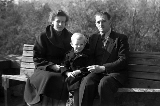 Familie Mai sitzt 1953 in Saalfeld auf einer Bank