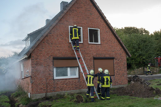 Neben der Rettung durch das Gebäude wurde auch von außen zur Personenrettung vorgegangen.