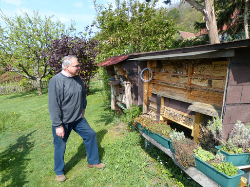 Dieter Gairing an seinem Wildbienenstand | Bild: Dr. Wolfgang Rapp