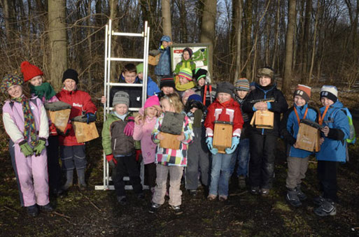 Mit einer langen Leiter und Vogelnistkästen der Marke Eigenbau ist die NAJU-Kindergruppe „Parthefrösche“ am ersten Februarwochenende ins Plaußiger Wäldchen gezogen. Foto: Reinhard Rädler