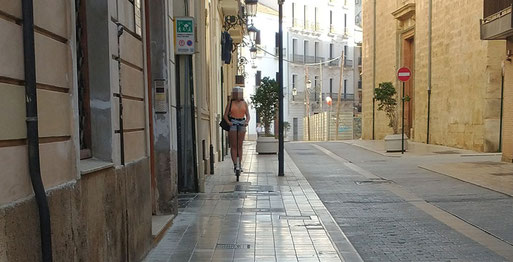 Patinete eléctrico por la acera en València a toda velocidad.  