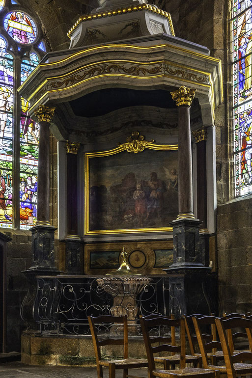 Bild:Taufbecken mit Bild "Taufe des Eunuchen" in der Église Saint-Sulpice de Fourgères in Fourgères