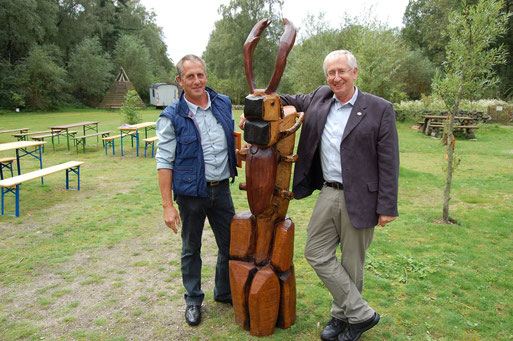 Der Holzskulturen-Künstler Hans-Jürgen Pille (links) aus Damme schenkt dem Naturschutz-Zentrum Dammer Berge und dem NABU Damme eine Hirschkäfer-Plastik. Riesig freut sich Werner Schiller. Foto: Frye 2011