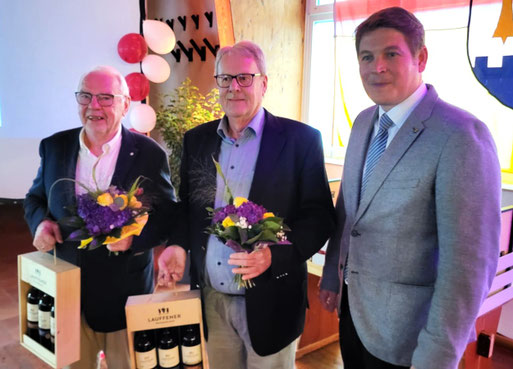 Bürgermeister Nicolas Aisch (rechts) begrüßt zum Stadtjubiläum zwei seiner Vorgänger: Bernhard Willim (links) und Bernhard Temme (Mitte). Fotos: Hubertus Hartmann