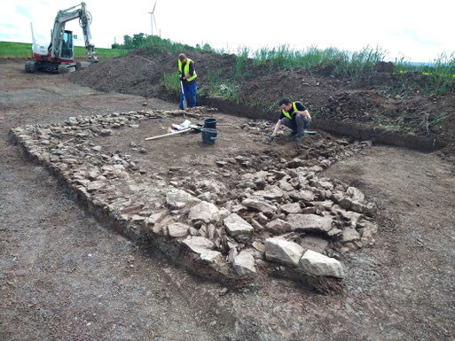Blick auf die Kellermauern des 13. Jahrhunderts. Im Vordergrund deutet sich der Kellerzugang an. Foto: LWL-Archäologie/S. Spiong
