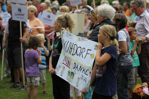Kundgebung vor dem Rasteder Rathaus mit über 400 Teilnehmern! Text und Fotos: Silke Lorenz
