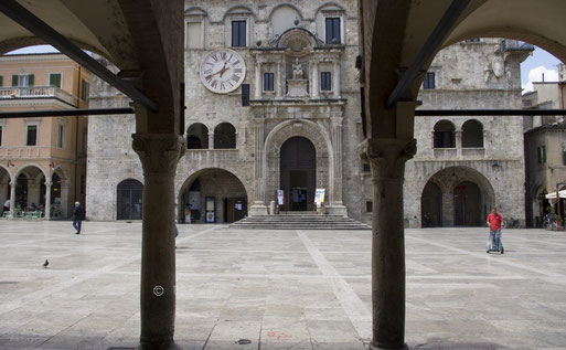 der erste Blick über die Piazza del Popolo auf den Palazzo dei Capitani