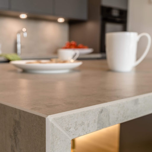 Karamikarbeitsplatte mit Betonoptik mit Kaffeegedeck