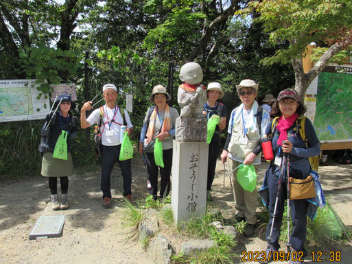 高尾山頂でゴミ拾い：山頂のシンボル「おそうじ小僧」を囲んで、ポーズ！