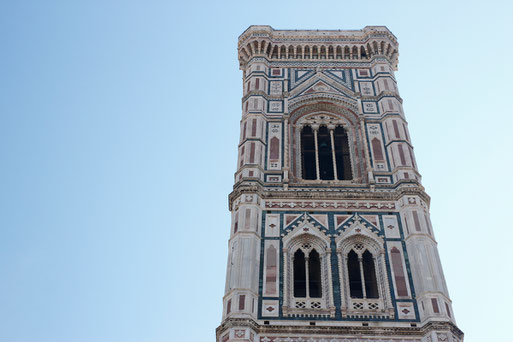 Der prunkvoll verzierte Kirchturm der Kathedrale von Florenz