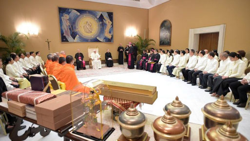 Le Pape a reçu au Vatican mercredi 16 mai des délégations de moines bouddhistes et de représentants des religions dharmiques. (Vatican Media)