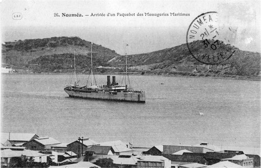 Le paquebot Armand Béhic arrivant en rade de Nouméa. (Entre 1895 et 1905)