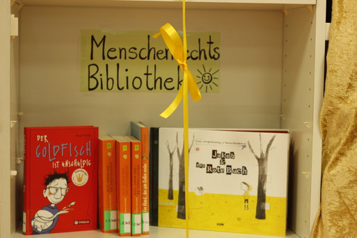 Die Menschenrechts Bibliothek im Schülercafe