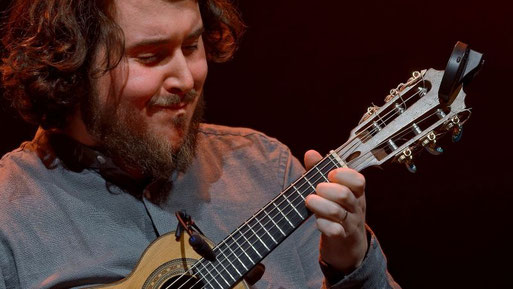 Matheus Donato et son cavaquinho. Samedi 6 juin 2026, 11h00. Conférence jouée, Bibliothèque municipale, 2 avenue de la République, Cénac
