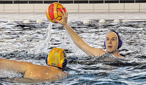 Björn Simshäuser, Centerverteidiger der Stolberger, hatte alle Hände voll zu tun. Foto: Verein