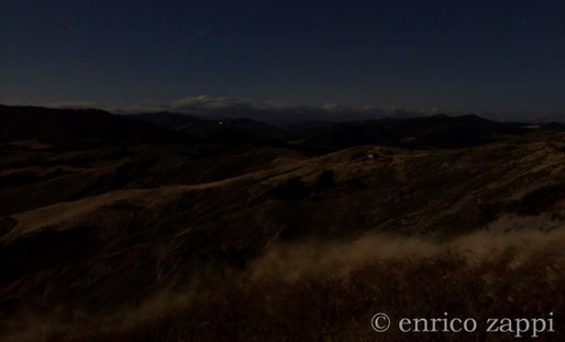 La parte alta della Valle del Vento illuminata dal chiaro della luna Rossa (23 giugno 2013). In primo piano le fronde chiare dell'avena battute da un vento deciso.....