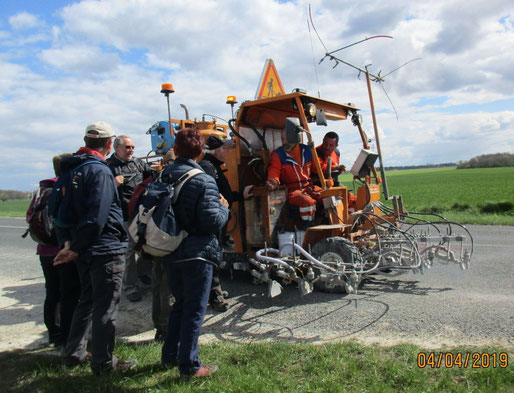 Comme on est curieux, on a arrêté des travailleurs traçant des lignes blanches sur la route