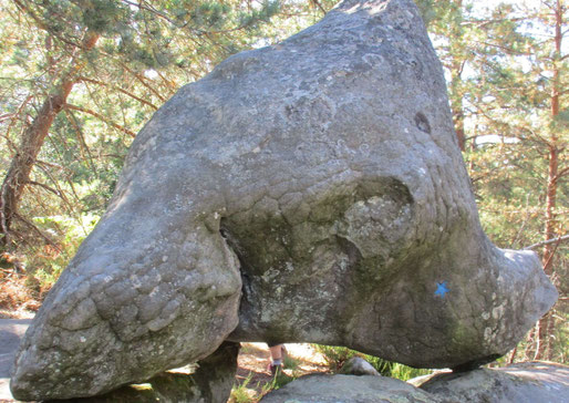 Un roc gigantecque en équilibre se repose depuis des temps et des temps !