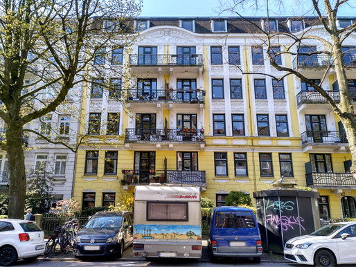 Mansteinstraße mit einem Wohnmobil vorm Haus, schräg gegenüber wurde ich geboren