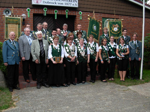 Ehrengäste mit den Bannersiegern der Schützen (Klint), der Damen (Cadenberge-Langensrtraße) und der Junioren (Dobrock), die auch den Pokalsieg davontrugen.