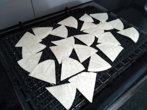 How to arrange the low-fat nachos on a tray for spraying with oil and baking.