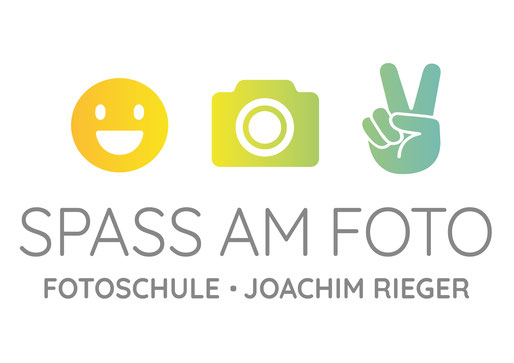 Logo der Fotoschule Spass am Foto von Joachim Rieger. Smiley, Kamera und Victoryzeichen