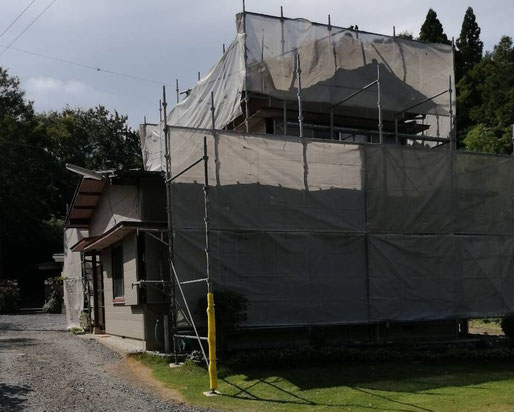 養老町、大垣市、平田町、南濃町、海津町、上石津町、輪之内町で板金工事中の雨樋・板金工事専門店。養老町柏尾で板金工事/足場組み作業中