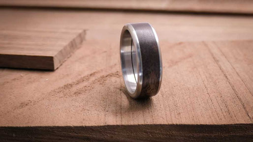 Edelstahlring mit dunklem Walnussholz vom Kunden