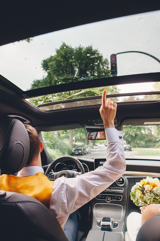 Bräutigam im Auto, Hochzeitsfoto von Anne Hufnagl