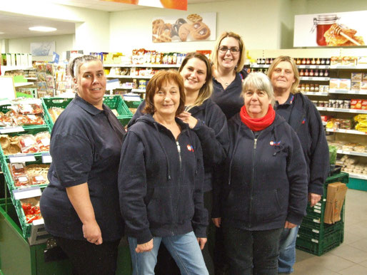 Marktleiterin Yvonne Erichsen und das Markt Treff Team