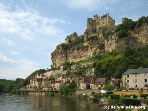 Die Kulturreise 2017 geht nach Aquitanien, der südwestlichsten Region Frankreichs am Atlantik. Foto von dem mittelalterlichen Ort Beynac mit seiner Höhenburg.