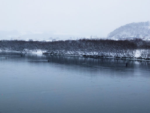 川幅は200mはあるだろうか。時には雪景色の中、ガイドの氷を取り去りながらのでの釣りに。