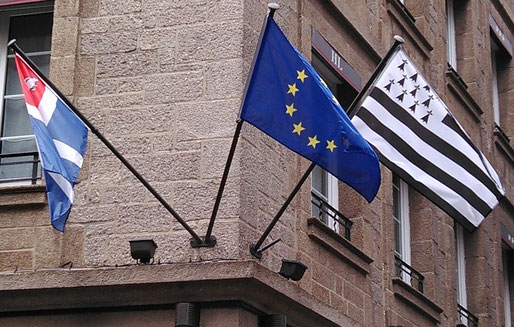 Le drapeau de Saint-Malo, dont la devise est "ni français, ni breton, malouin suis", celui de l'Europe, et celui de la Bretagne le Gwenn ha Du