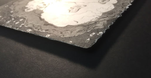 Tiefdruckgrafik bis auf den Plattenrand freigestellt. Verstärkter Schattenwurf durch erhöhte Montage des Bildes.