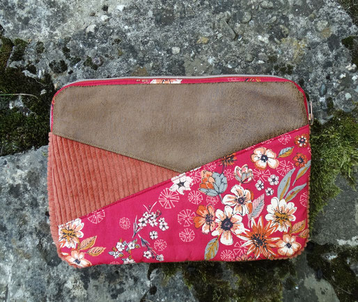 protection pour tablette ou I pad 10 pouce multimatière, velours terracotta, faux cuir camel, tissu rouge avec des fleurs