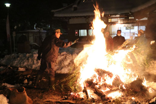 宮司撮影「大晦日の御札燃納の炎の中に現れた鹿？麒麟？ユニコーン？(無加工)