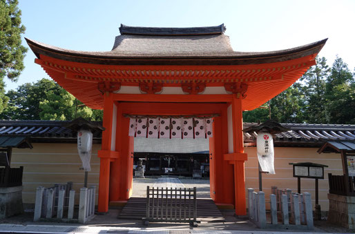 ①重要文化財「豊満神社四脚門」(鎌倉時代末期建立)