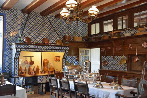 Cuisine atypique avec ses murs en émail bleu et bois exotique du Château de Keriolet dans le Finistère