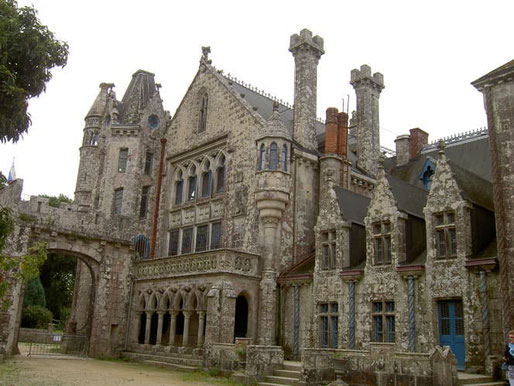 le chateau de keriolet avec son architecture atypique. Un édifice à ne pas rater dans le Finistère