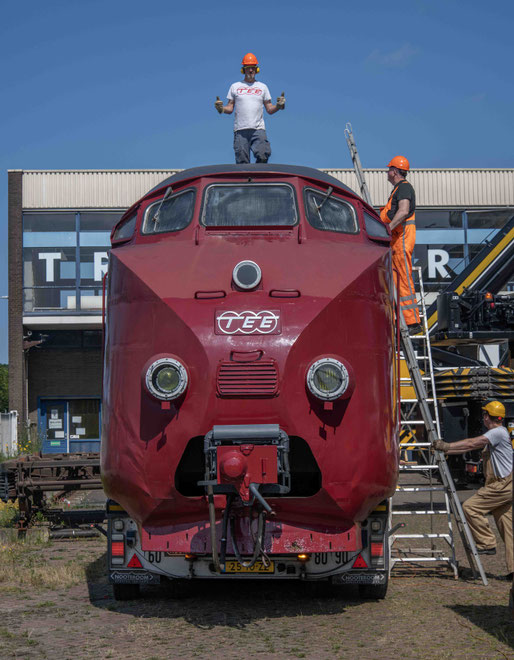 Werken aan historisch spoorwegmaterieel in Nieuw Vennep, de voormalige TEE.