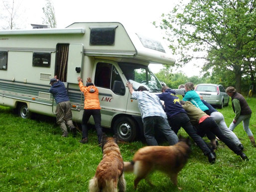 bevor es in den Urlaub gehen kann: alle schieben bitte! (Foto: P. Bauer)