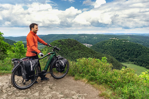 e-MTB Fahrer mit Bosch Motor auf der Schwäbischen Alb