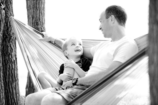 Eltern, Kinder, Familie, Junge, Elefantenbaby, lachen, glücklich leben, Leben, Mut. Ermutigung, Eltern und Lifestyle, Erziehung, Liebe,