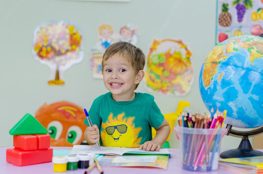 Eltern, Kinder, Familie, Junge, Elefantenbaby, lachen, glücklich leben, Leben, Mut. Ermutigung, Eltern und Lifestyle, Erziehung, Liebe,