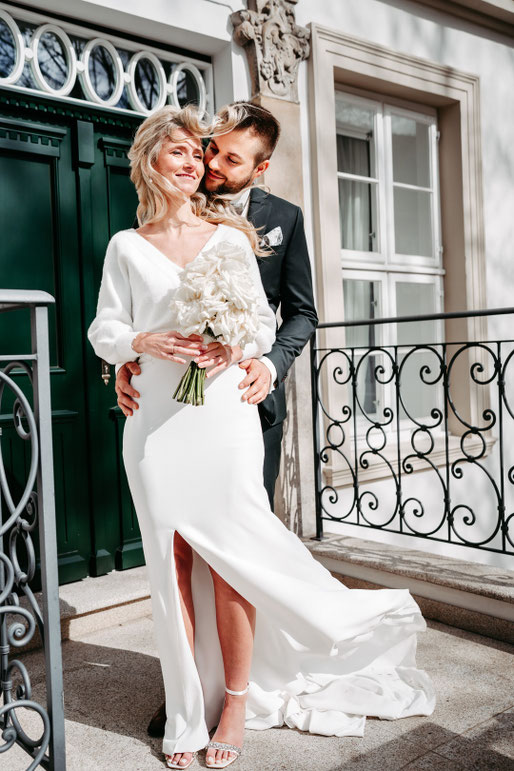 glückliches Hochzeitspaar vor dem Eingang vom Hotel Wyndberg
