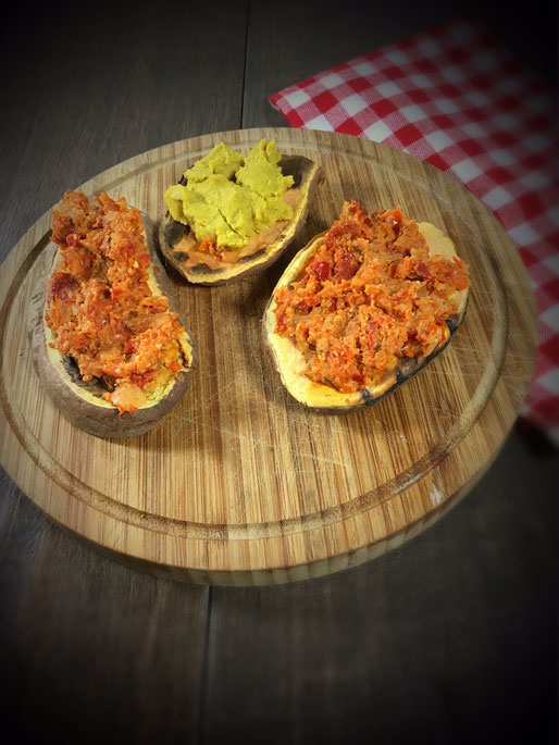 Süßkartoffel aus dem Toaster, Süßkartoffel-Toast mit Humus und Paprika Tomaten Dip