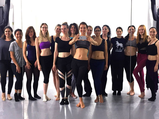 2. Training in Berlin mit 4 Probeschülerinnen! *Ich 4. von links als angehende Essence of Bellydance Lehrerin.*