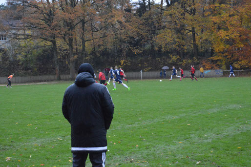 Simon Czernia (am Ball) zählte zu den auffälligsten Sennern im Spitzenspiel und erzielte das 1:0 selber.