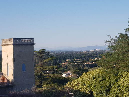 Der Blick von einem Felsen quer über die Provence und Avignon